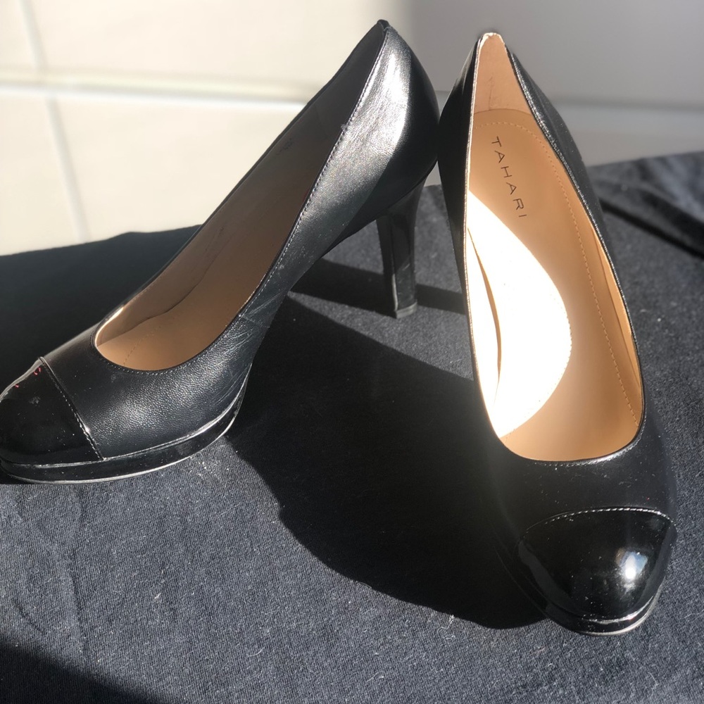 Tahari ‘Laura’ black heels.